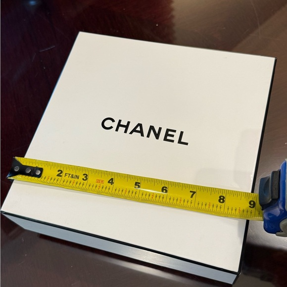 CHANEL Classic White Gift Box - Picture 7 of 7